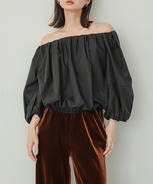 SENSE OF PLACE by URBAN RESEARCH（センスオブプレイスバイアーバンリサーチ）の「バルーンオフショルブラウス（シャツ/ブラウス・レディース・オフホワイト/キャメル/ブラック・ONE）」の2枚目の写真
