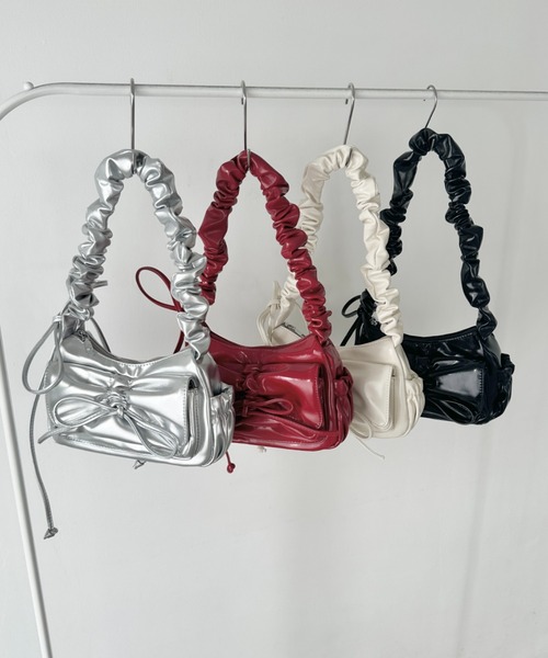 CLEA(クレア)の「シャーリングリボンPUショルダーバッグ(ショルダーバッグ・レディース・シルバー/アイボリー/ブラック/レッド・FREE)」の5枚目の写真