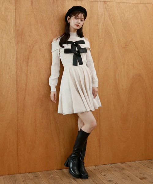 Cheek（チーク）の「オフショルＢＩＧリボンニットミニワンピース（ワンピース・レディース・アイボリー/チャコールグレー/モカ・MEDIUM）」の2枚目の写真