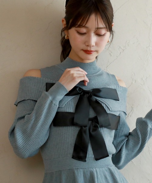 Cheek（チーク）の「オフショルＢＩＧリボンニットミニワンピース（ワンピース・レディース・アイボリー/チャコールグレー/モカ・MEDIUM）」の7枚目の写真