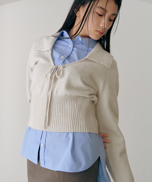 N.(N. Natural Beauty Basic)(エヌエヌナチュラルビューティーベーシック)の「◆フロントリボン襟付きニット(ニット/セーター・レディース・レッド/チャコールグレー/グレー・MEDIUM)」の1枚目の写真