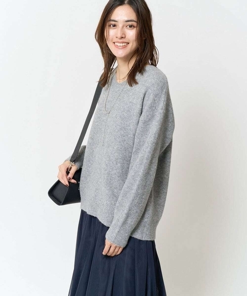 a.v.v(アーヴェヴェ)の「【新色登場/洗える】ゆるふわVネックニット(ニット/セーター・レディース・ダークインディゴブルー/ベージュ/グレー/ブラック/ライラック・34/38/36/42/40)」の2枚目の写真