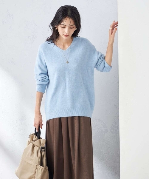 a.v.v(アーヴェヴェ)の「【新色登場/洗える】ゆるふわVネックニット(ニット/セーター・レディース・ダークインディゴブルー/ベージュ/グレー/ブラック/ライラック・34/38/36/42/40)」の4枚目の写真