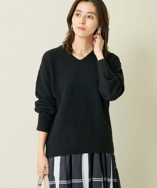 a.v.v(アーヴェヴェ)の「【新色登場/洗える】ゆるふわVネックニット(ニット/セーター・レディース・ダークインディゴブルー/ベージュ/グレー/ブラック/ライラック・34/38/36/42/40)」の1枚目の写真