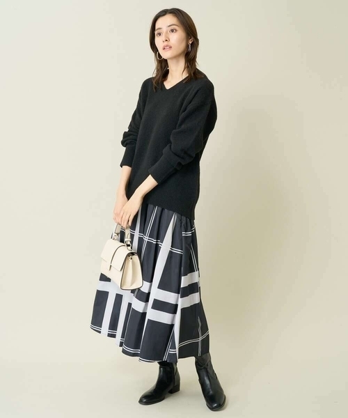 a.v.v(アーヴェヴェ)の「【新色登場/洗える】ゆるふわVネックニット(ニット/セーター・レディース・ダークインディゴブルー/ベージュ/グレー/ブラック/ライラック・34/38/36/42/40)」の6枚目の写真