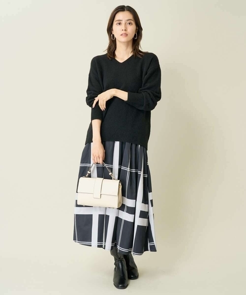 a.v.v(アーヴェヴェ)の「【新色登場/洗える】ゆるふわVネックニット(ニット/セーター・レディース・ダークインディゴブルー/ベージュ/グレー/ブラック/ライラック・34/38/36/42/40)」の7枚目の写真