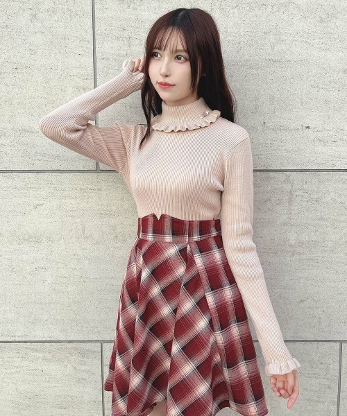 F i.n.t（フィント）の「ローズモチーフ付きタートルニットプルオーバー/F&A/fint（ニット/セーター・レディース・ピンクベージュ/ブラック/オフホワイト/ライトグレー・FREE）」の4枚目の写真