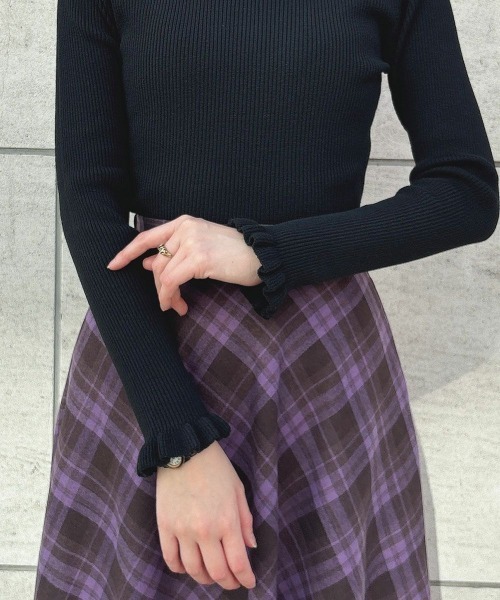 F i.n.t（フィント）の「ローズモチーフ付きタートルニットプルオーバー/F&A/fint（ニット/セーター・レディース・ピンクベージュ/ブラック/オフホワイト/ライトグレー・FREE）」の12枚目の写真