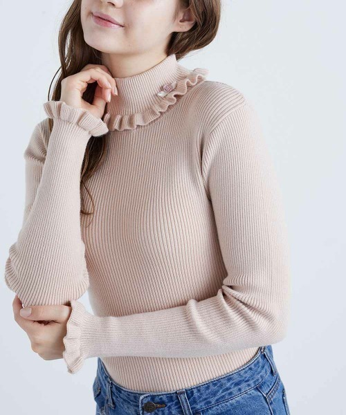 F i.n.t（フィント）の「ローズモチーフ付きタートルニットプルオーバー/F&A/fint（ニット/セーター・レディース・ピンクベージュ/ブラック/オフホワイト/ライトグレー・FREE）」の6枚目の写真