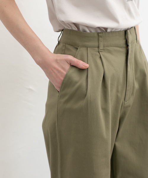 Honeys(ハニーズ)の「チノワイドストレート(股下68cm)(チノパンツ・レディース・ブラック/ベージュ/キャメル/カーキ・L/LL/M/S)」の15枚目の写真