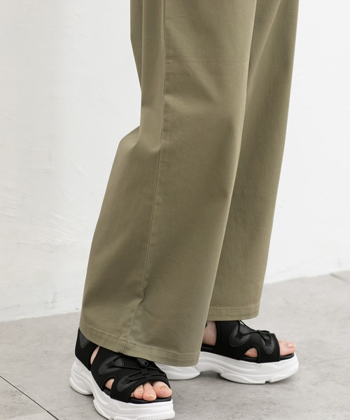 Honeys(ハニーズ)の「チノワイドストレート(股下68cm)(チノパンツ・レディース・ブラック/ベージュ/キャメル/カーキ・L/LL/M/S)」の16枚目の写真