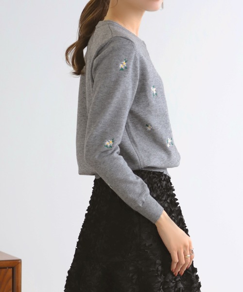 MERAKI(メラキ)の「小花刺繍カーディガン(カーディガン/ボレロ・レディース・グレー・L/M)」の2枚目の写真