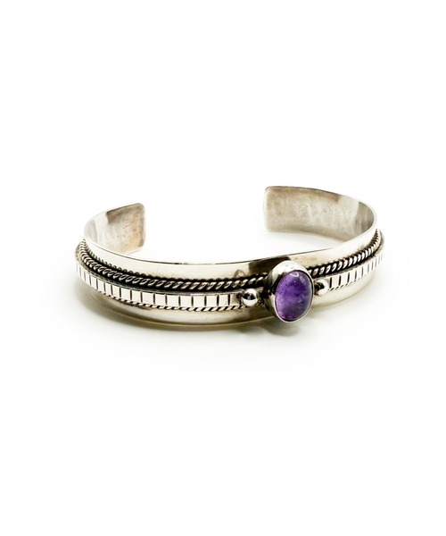 Indian Jewelry(インディアンジュエリー)の「THEATER シアター オーバルシェイプセンタークオーツストーンシルバーバングル Made in USA(バングル/リストバンド・メンズ・シルバー・FREE)」の1枚目の写真