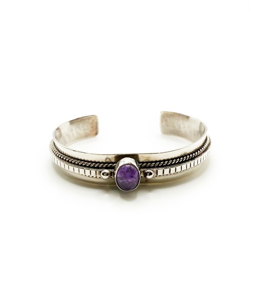 Indian Jewelry(インディアンジュエリー)の「THEATER シアター オーバルシェイプセンタークオーツストーンシルバーバングル Made in USA(バングル/リストバンド・メンズ・シルバー・FREE)」の2枚目の写真