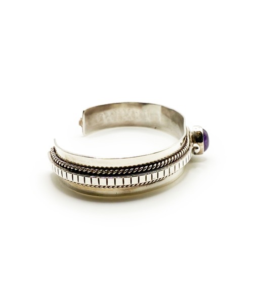 Indian Jewelry(インディアンジュエリー)の「THEATER シアター オーバルシェイプセンタークオーツストーンシルバーバングル Made in USA(バングル/リストバンド・メンズ・シルバー・FREE)」の3枚目の写真