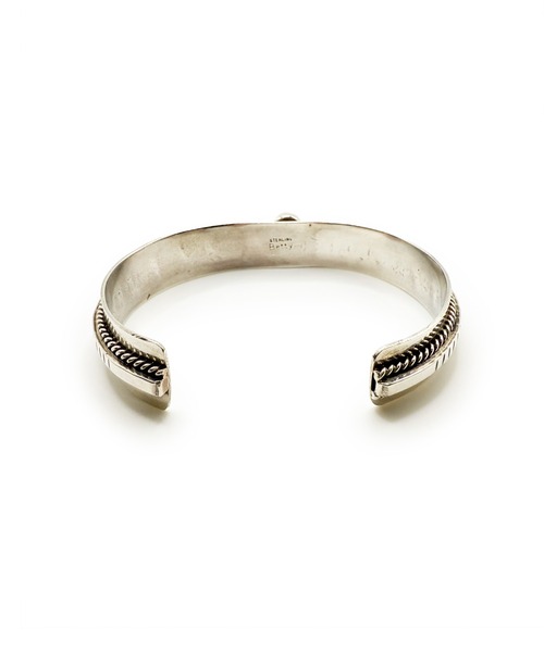 Indian Jewelry(インディアンジュエリー)の「THEATER シアター オーバルシェイプセンタークオーツストーンシルバーバングル Made in USA(バングル/リストバンド・メンズ・シルバー・FREE)」の4枚目の写真