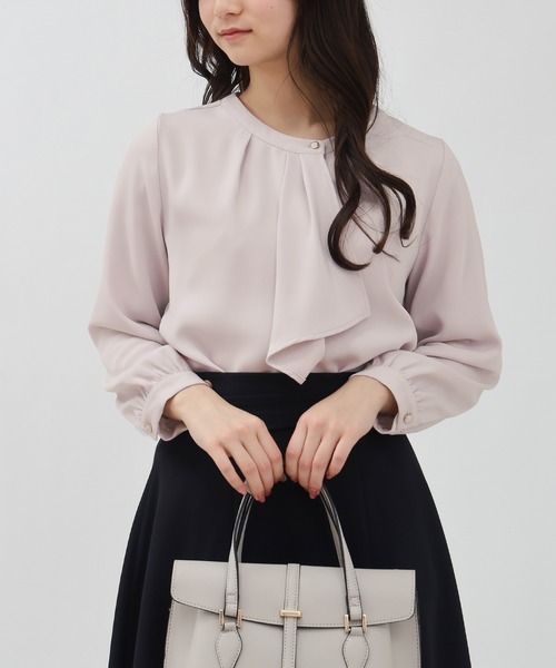 TRUDEA(トルディア)の「マルチファンクション フリルボウタイブラウス【UVカット/防汚加工/ウォッシャブル/防シワ】(シャツ/ブラウス・レディース・ピンクベージュ/ネイビー/ホワイト/ホワイト×ネイビー/ライトグレー・SMALL/MEDIUM/LARGE)」の5枚目の写真