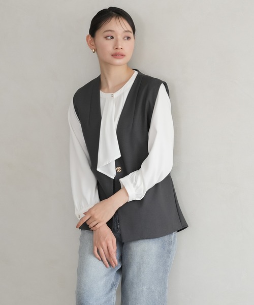 TRUDEA(トルディア)の「マルチファンクション フリルボウタイブラウス【UVカット/防汚加工/ウォッシャブル/防シワ】(シャツ/ブラウス・レディース・ピンクベージュ/ネイビー/ホワイト/ホワイト×ネイビー/ライトグレー・SMALL/MEDIUM/LARGE)」の1枚目の写真