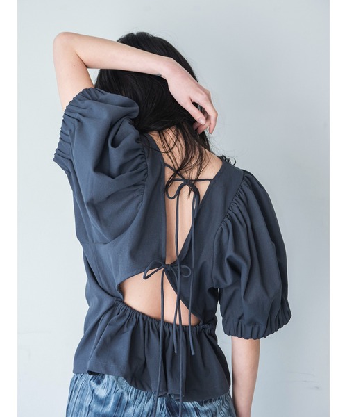 k3&co.(ケイスリーアンドコー)の「BACK OPEN BLOUSE(シャツ/ブラウス・レディース・レッド/チャコール/ベージュ・ONE SIZE)」の1枚目の写真