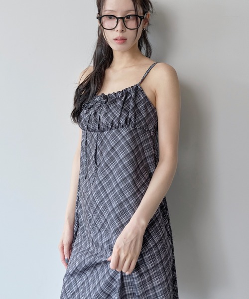 UNE MANSION（ユヌマンション）の「【肩紐調節可能】ボヘミアンリボンチェックミニワンピース（ワンピース・レディース・ブラック/スカイブルー・FREE）」の4枚目の写真