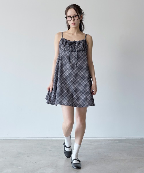 UNE MANSION（ユヌマンション）の「【肩紐調節可能】ボヘミアンリボンチェックミニワンピース（ワンピース・レディース・ブラック/スカイブルー・FREE）」の8枚目の写真