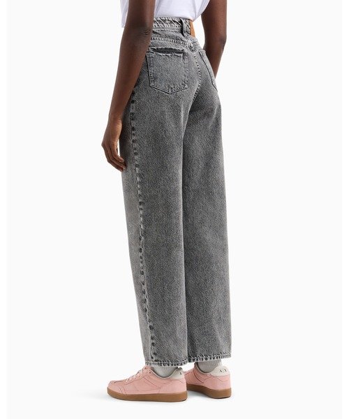 ARMANI EXCHANGE(アルマーニエクスチェンジ)の「【A|X アルマーニ エクスチェンジ】グレーウォッシュ デニムパンツ_J38 RELAXED(デニムパンツ・レディース・グレー・24inch/25inch/26inch/27inch/28inch/29inch)」の2枚目の写真