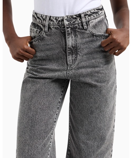 ARMANI EXCHANGE(アルマーニエクスチェンジ)の「【A|X アルマーニ エクスチェンジ】グレーウォッシュ デニムパンツ_J38 RELAXED(デニムパンツ・レディース・グレー・24inch/25inch/26inch/27inch/28inch/29inch)」の3枚目の写真