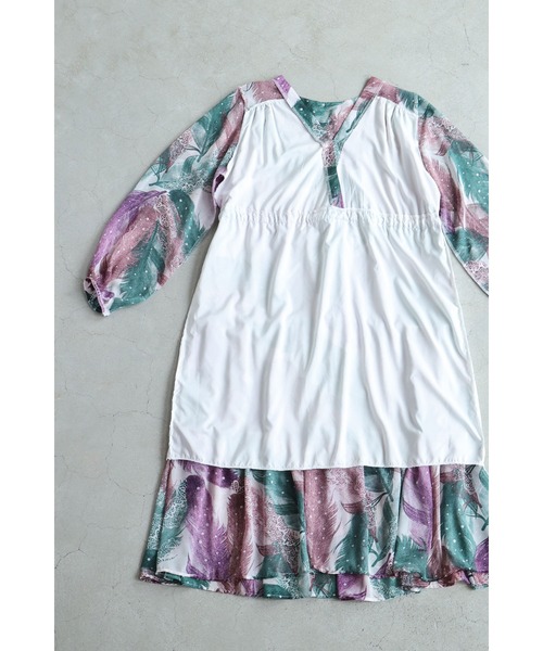 色づく羽舞うスタンプアートのティアードミディアムワンピース