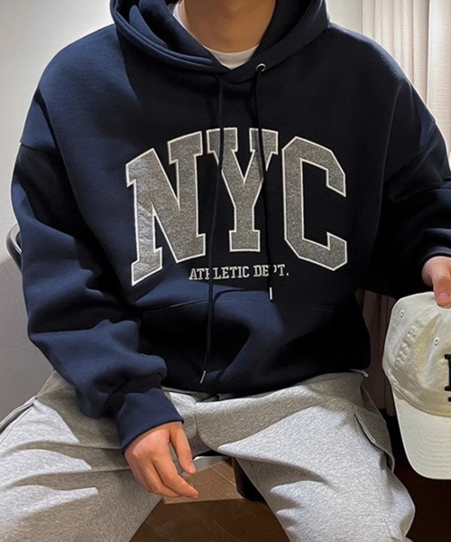 CERCA(チェルカ)の「【NOWLE】NYC ワッペン刺繍 裏起毛 パーカー(パーカー・メンズ・ダークグリーン/ネイビー・SMALL/LARGE/MEDIUM/X-LARGE)」の2枚目の写真