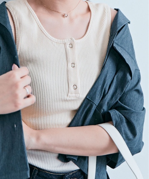 kirakiraShop(キラキラショップ)の「ヘンリーネック コットン リブタンクトップ(タンクトップ・レディース・グレイッシュベージュ/ブラック/クリーム/ラベンダー/ミント/チャコール・FREE)」の4枚目の写真