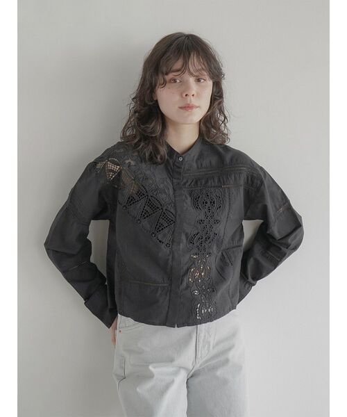 FIKA.(フィーカ)の「Asymmetric design cotton lace shirt(シャツ/ブラウス・レディース・ブラック/オフホワイト・MEDIUM)」の3枚目の写真