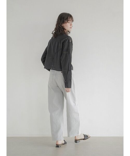 FIKA.(フィーカ)の「Asymmetric design cotton lace shirt(シャツ/ブラウス・レディース・ブラック/オフホワイト・MEDIUM)」の8枚目の写真