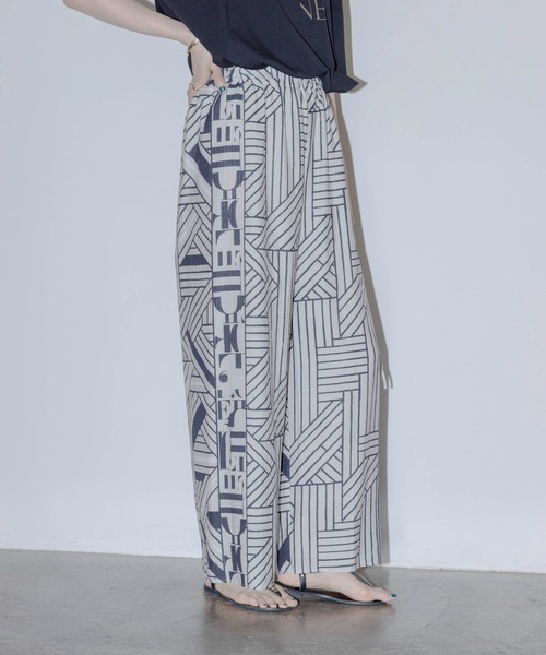 Eimee Law(エイミーロウ)の「ジオメトリック ラインアクセント パンツ(その他パンツ・レディース・ブルー/ライトベージュ/ダークインディゴブルー・FREE)」の2枚目の写真