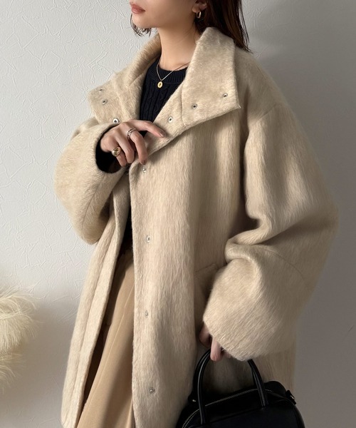 classicalelf（クラシカルエルフ）の「ベーシックとトレンドを両立。MIXシャギー比翼スタンドネックミドル丈コクーンスリーブコート（ステンカラーコート・レディース・ベージュ/チャコール/ブラウン・LARGE/MEDIUM/SMALL/X-LARGE）」の9枚目の写真