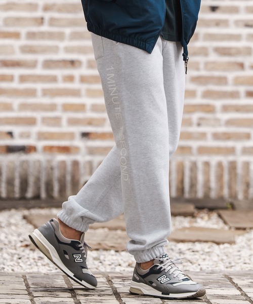 1minute 1second(ワンミニットワンセカンド)の「mp13848-12oz heavy weight pants with logo print スウェットパンツ(スウェットパンツ・メンズ・ブラック/アッシュ・M/L/XL)」の4枚目の写真
