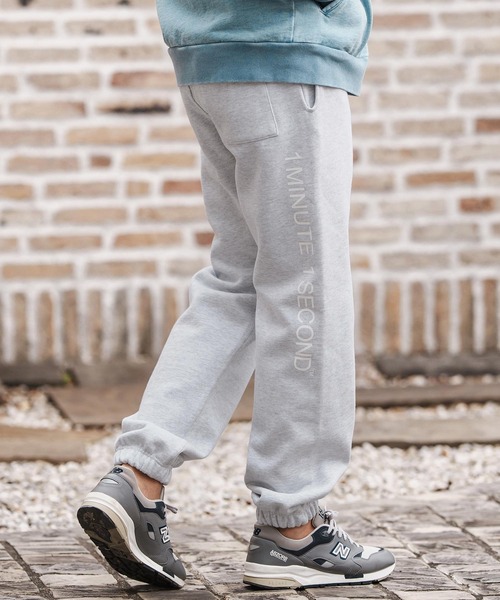 1minute 1second(ワンミニットワンセカンド)の「mp13848-12oz heavy weight pants with logo print スウェットパンツ(スウェットパンツ・メンズ・ブラック/アッシュ・M/L/XL)」の5枚目の写真