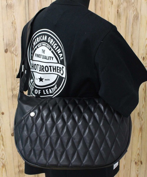 schott(ショット)の「PADDED BANANA BAG(ショルダーバッグ・メンズ・ブラック×シルバー/ブラック×ゴールド・FREE)」の2枚目の写真