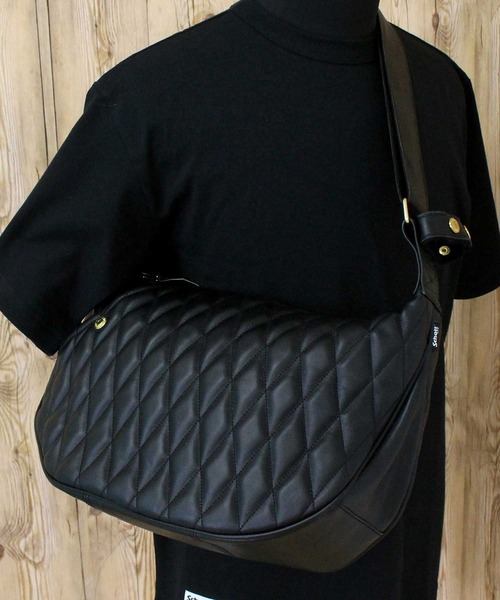 schott(ショット)の「PADDED BANANA BAG(ショルダーバッグ・メンズ・ブラック×シルバー/ブラック×ゴールド・FREE)」の1枚目の写真