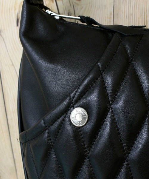 schott(ショット)の「PADDED BANANA BAG(ショルダーバッグ・メンズ・ブラック×シルバー/ブラック×ゴールド・FREE)」の5枚目の写真