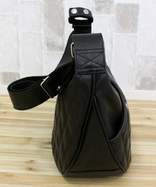 schott(ショット)の「PADDED BANANA BAG(ショルダーバッグ・メンズ・ブラック×シルバー/ブラック×ゴールド・FREE)」の6枚目の写真