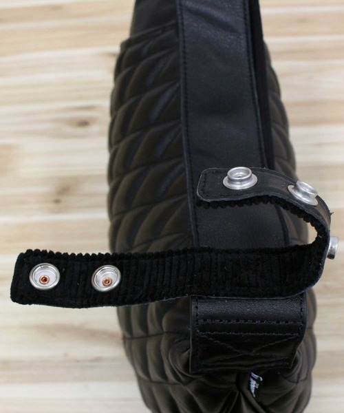 schott(ショット)の「PADDED BANANA BAG(ショルダーバッグ・メンズ・ブラック×シルバー/ブラック×ゴールド・FREE)」の10枚目の写真