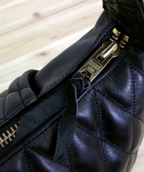 schott(ショット)の「PADDED BANANA BAG(ショルダーバッグ・メンズ・ブラック×シルバー/ブラック×ゴールド・FREE)」の11枚目の写真