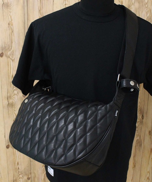 schott(ショット)の「PADDED BANANA BAG(ショルダーバッグ・メンズ・ブラック×シルバー/ブラック×ゴールド・FREE)」の14枚目の写真