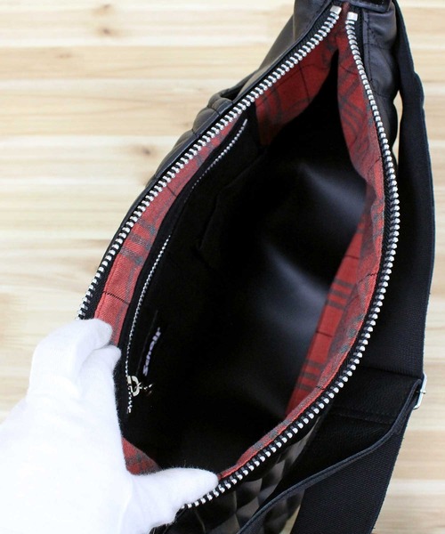 schott(ショット)の「PADDED BANANA BAG(ショルダーバッグ・メンズ・ブラック×シルバー/ブラック×ゴールド・FREE)」の15枚目の写真