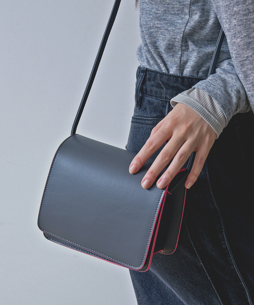 cheek(BAG)(チーク)の「【cheek】Line mini shoulder カラーライン ショルダーバッグ(ショルダーバッグ・レディース・シルバー/ブラック/スミクロ・フリー)」の6枚目の写真