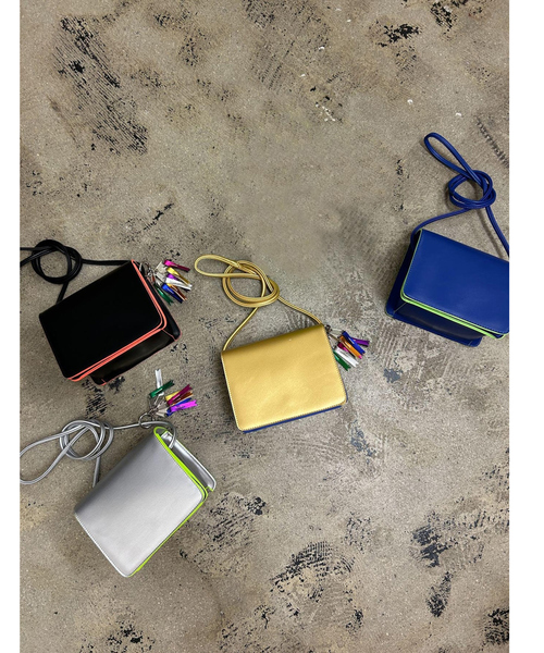 cheek(BAG)(チーク)の「【cheek】Line mini shoulder カラーライン ショルダーバッグ(ショルダーバッグ・レディース・シルバー/ブラック/スミクロ・フリー)」の7枚目の写真