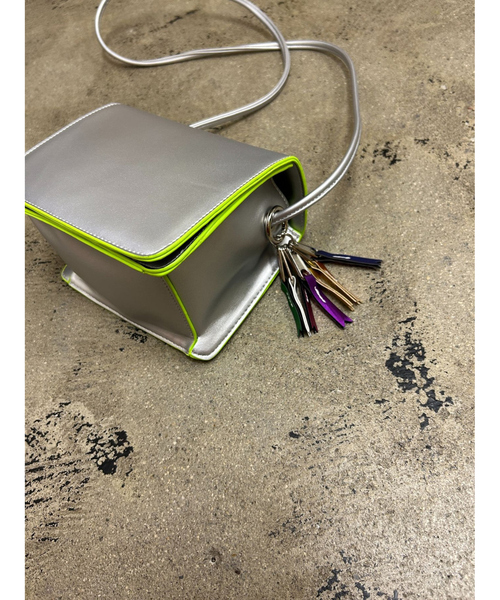 cheek(BAG)(チーク)の「【cheek】Line mini shoulder カラーライン ショルダーバッグ(ショルダーバッグ・レディース・シルバー/ブラック/スミクロ・フリー)」の9枚目の写真