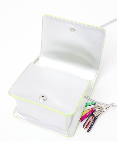 cheek(BAG)(チーク)の「【cheek】Line mini shoulder カラーライン ショルダーバッグ(ショルダーバッグ・レディース・シルバー/ブラック/スミクロ・フリー)」の16枚目の写真