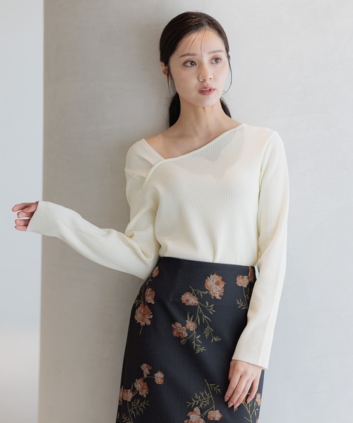 Andemiu（アンデミュウ）の「アシメネックリブニット586690（ニット/セーター・レディース・ブラック/グレイッシュベージュ/アイボリー/ボルドー・FREE）」の2枚目の写真