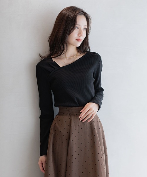 Andemiu（アンデミュウ）の「アシメネックリブニット586690（ニット/セーター・レディース・ブラック/グレイッシュベージュ/アイボリー/ボルドー・FREE）」の3枚目の写真